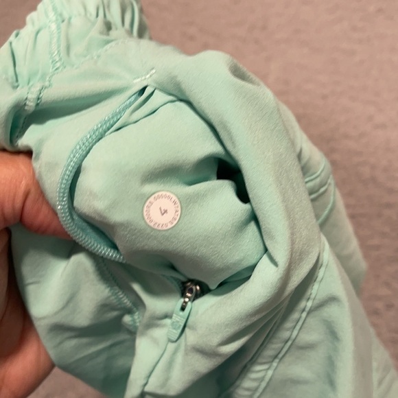 Lululemon Track That Mid-Rise Lined Short 5"
Wild Mint size 4 - Picture 7 of 7